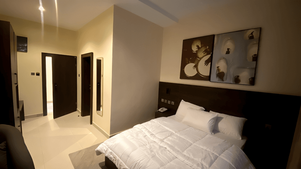 Hotel room – bed & decor